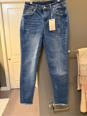 Flamingals Women’s Blue Skinny Jeans with Subtle Distress NWT